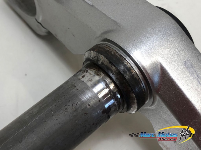 TE DE FOURCHE INFERIEUR YAMAHA MT01 2005