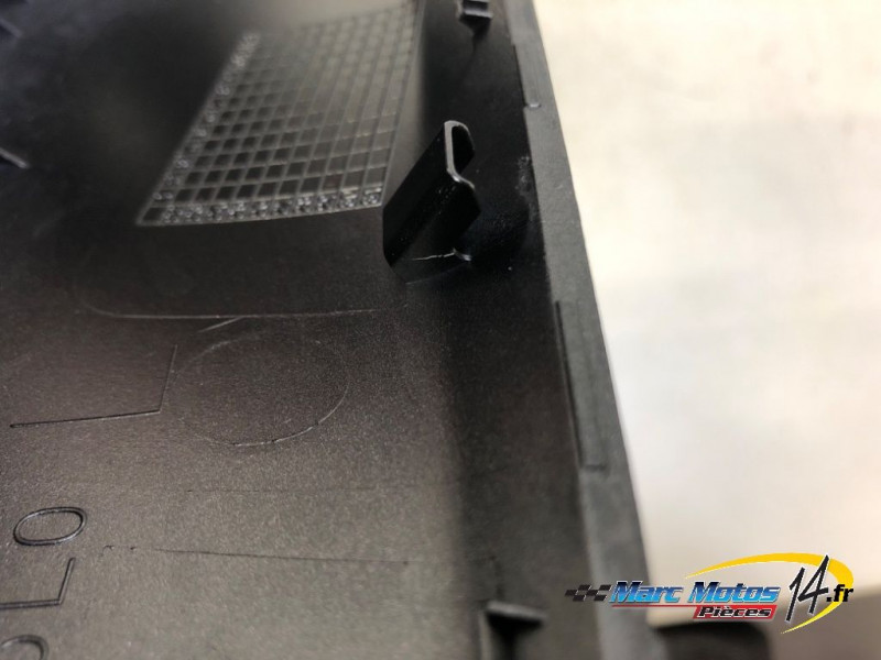 CACHE LATERAL GAUCHE SUZUKI 800 GSX-8S A2 2023