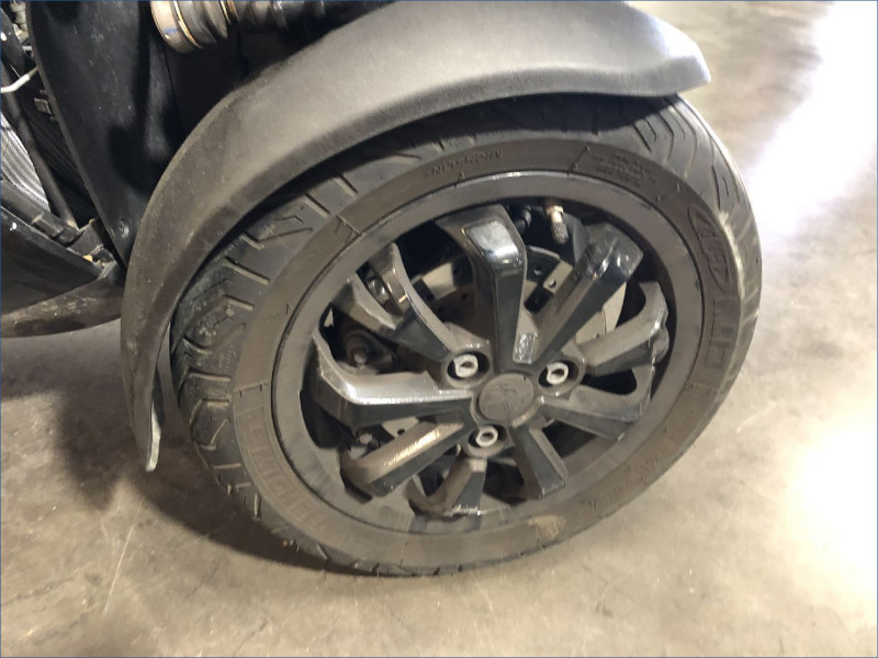 PEUGEOT 400 METROPOLIS BLACK EDITION