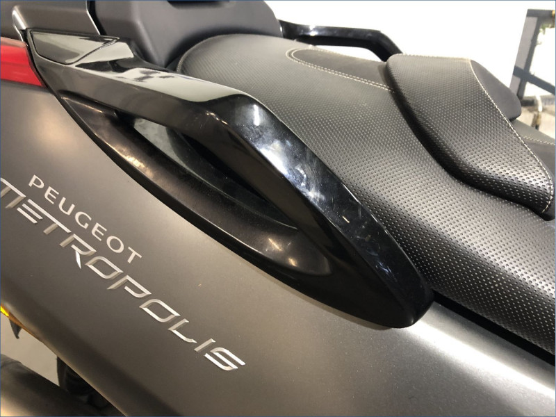 PEUGEOT 400 METROPOLIS BLACK EDITION