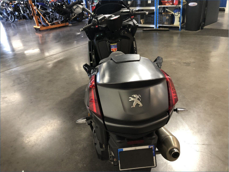 PEUGEOT 400 METROPOLIS BLACK EDITION