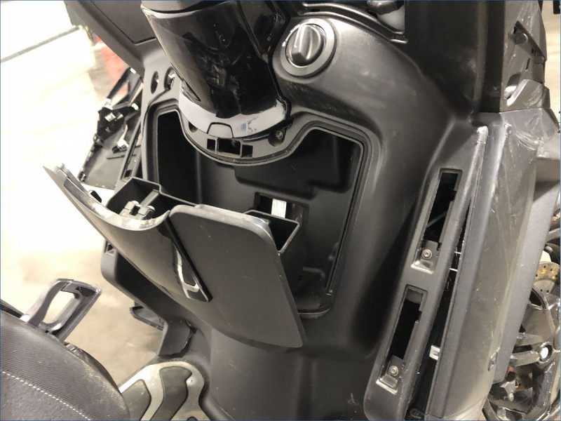 PEUGEOT 400 METROPOLIS 