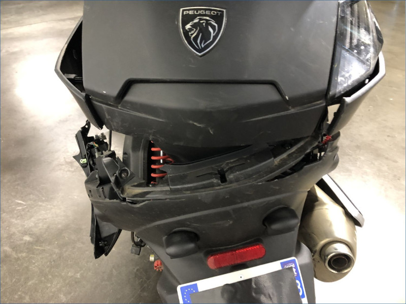 PEUGEOT 400 METROPOLIS 