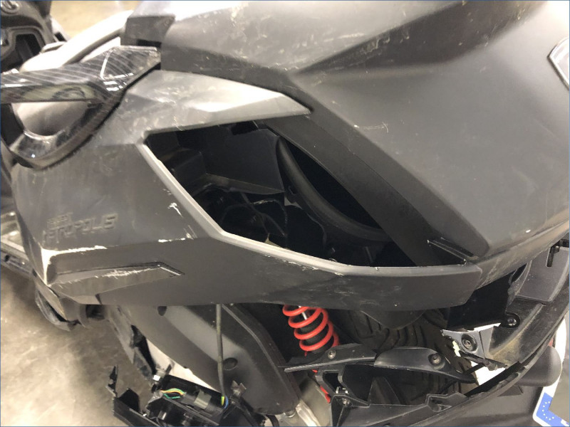 PEUGEOT 400 METROPOLIS 