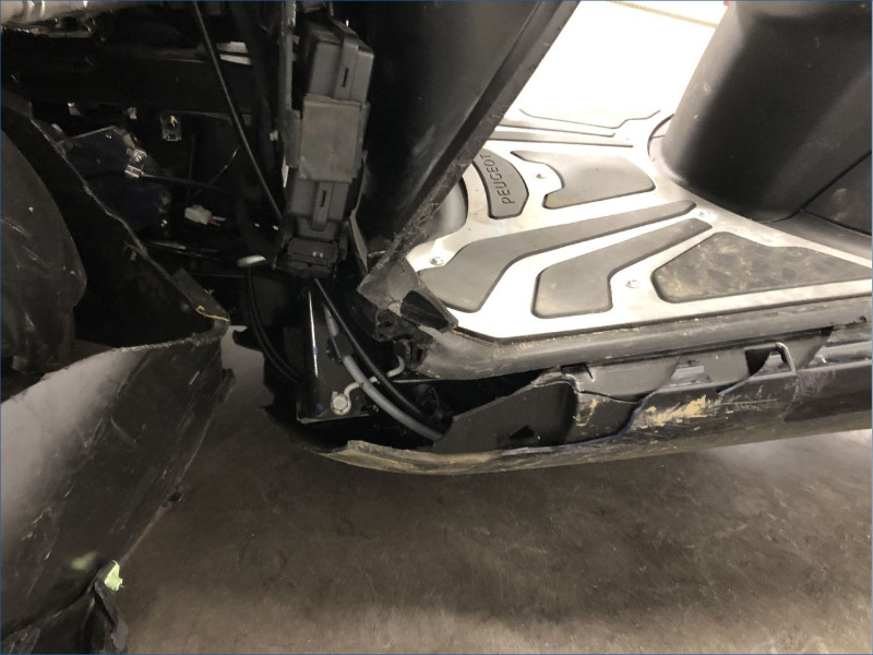 PEUGEOT 400 METROPOLIS 