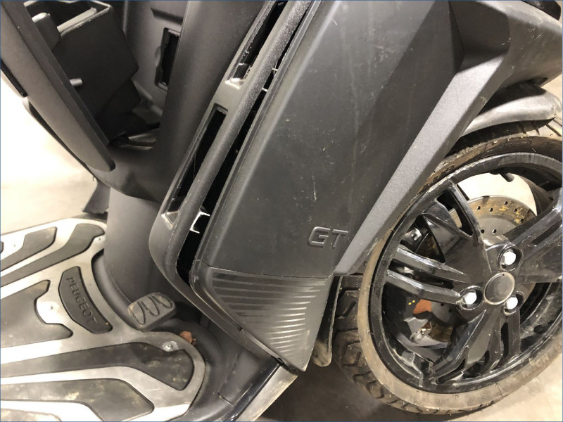 PEUGEOT 400 METROPOLIS 