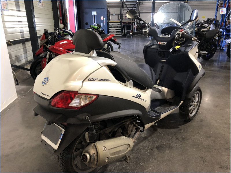 PIAGGIO 300 MP3 HYBRIDE
