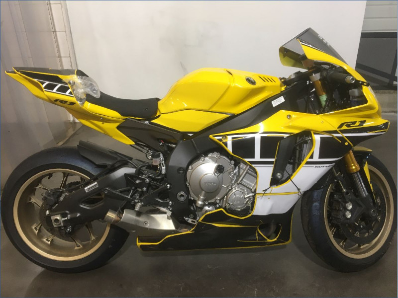 YAMAHA R1 