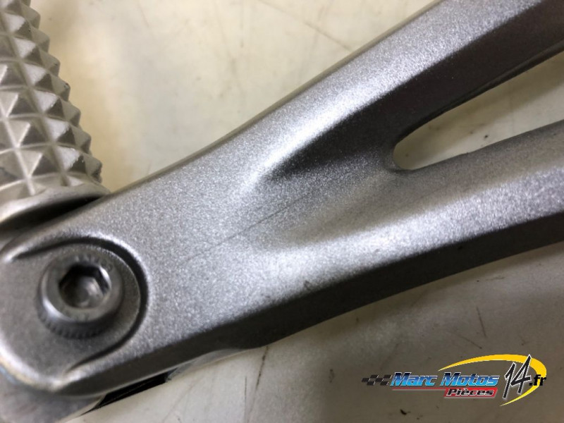 PLATINE ARRIERE DROITE YAMAHA R1 2008