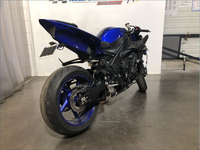 YAMAHA R1 