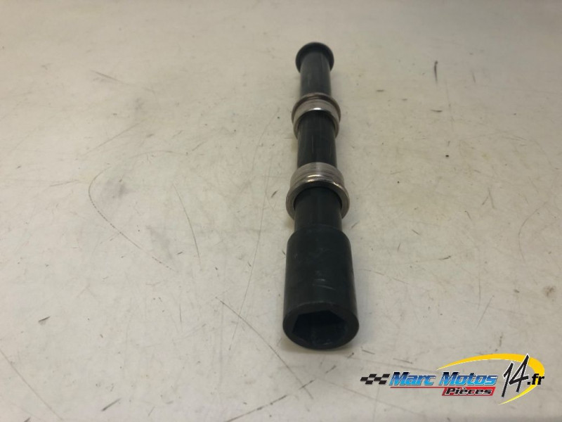 AXE DE ROUE AVANT YAMAHA R1 2004