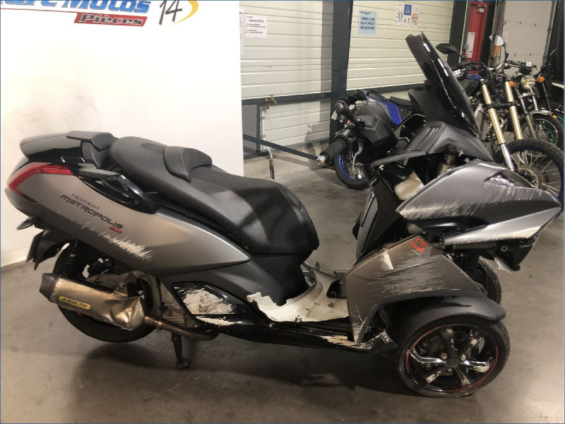 PEUGEOT 400 METROPOLIS RS