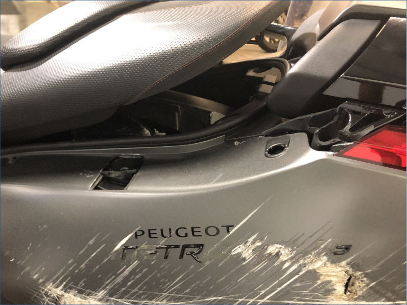 PEUGEOT 400 METROPOLIS RS