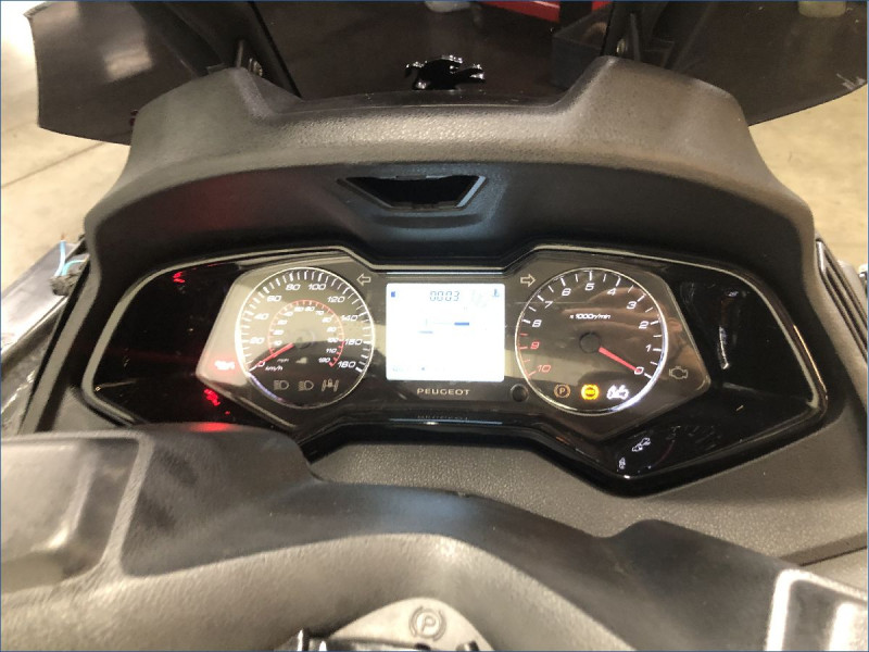 PEUGEOT 400 METROPOLIS RS