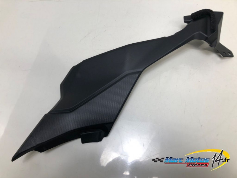 CACHE LATERAL INTERMEDIAIRE GAUCHE SUZUKI 1000 GSX-S GT 2025