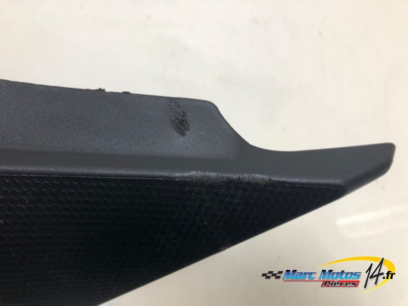 CACHE LATERAL INTERMEDIAIRE GAUCHE SUZUKI 1000 GSX-S GT 2025