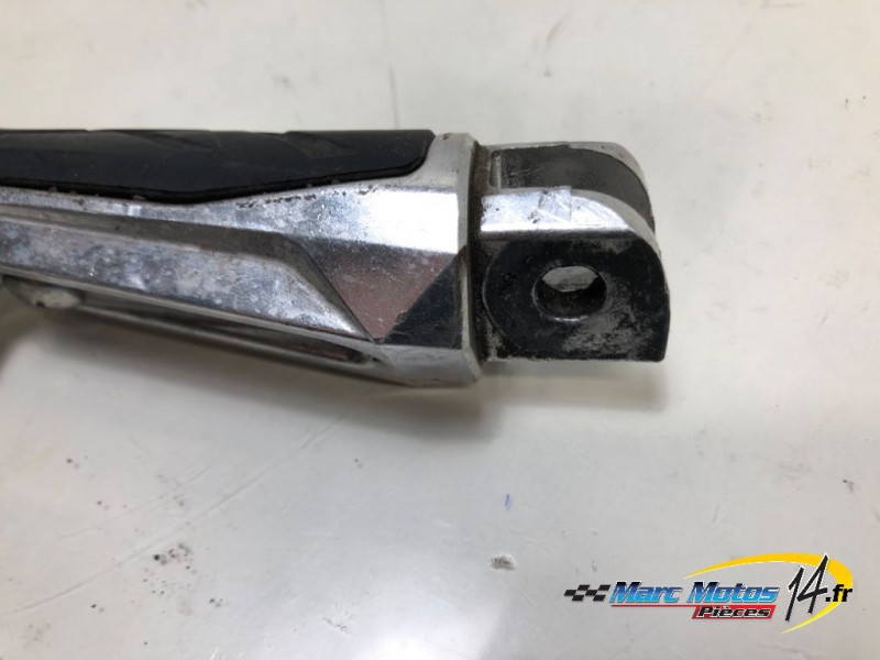 REPOSE-PIED AVANT GAUCHE SUZUKI 1000 GSX-S GT 2025