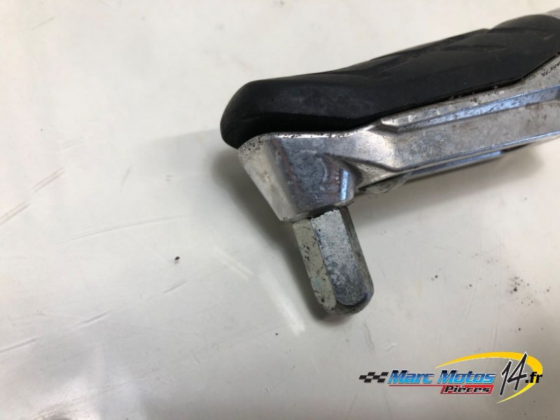 REPOSE-PIED AVANT GAUCHE SUZUKI 1000 GSX-S GT 2025