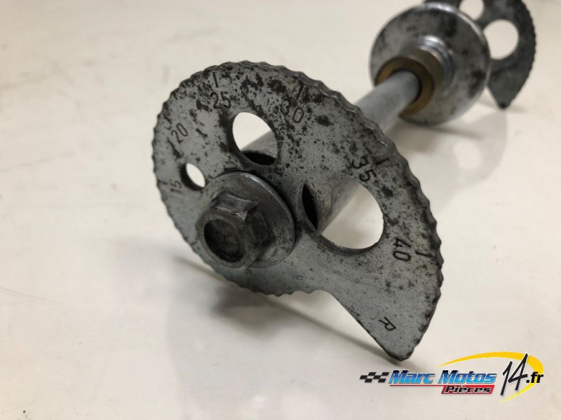 AXE DE ROUE ARRIERE HONDA 125 NX 1997