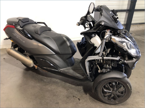 PEUGEOT 400 METROPOLIS BLACK EDITION