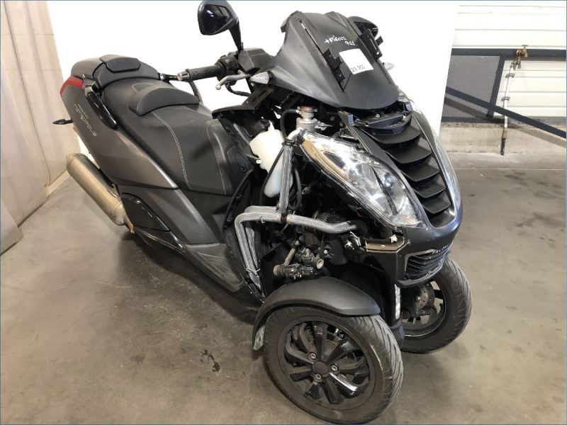 PEUGEOT 400 METROPOLIS BLACK EDITION