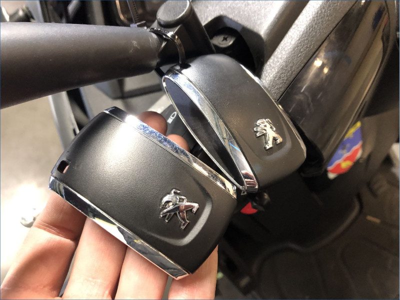 PEUGEOT 400 METROPOLIS BLACK EDITION