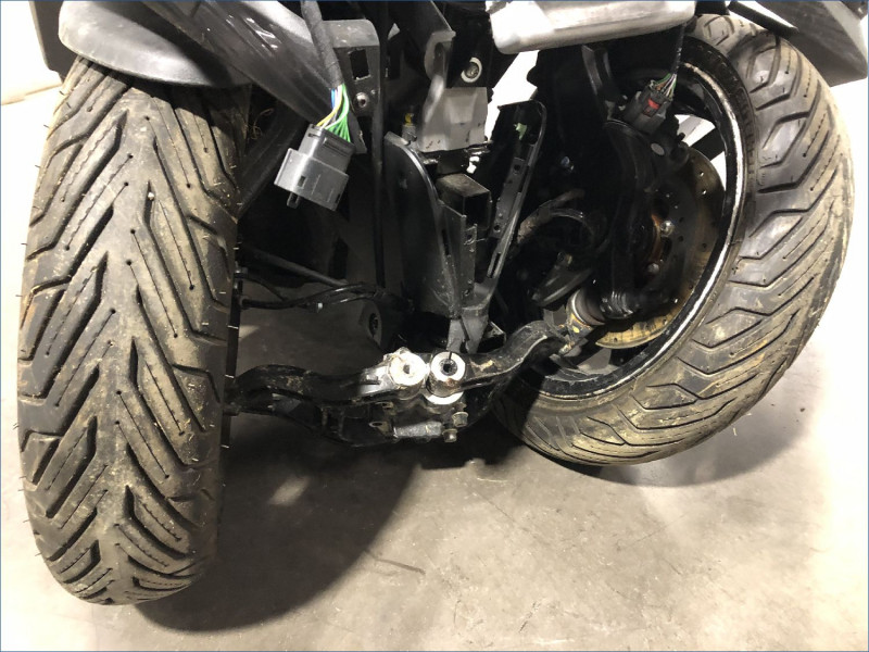 PEUGEOT 400 METROPOLIS 