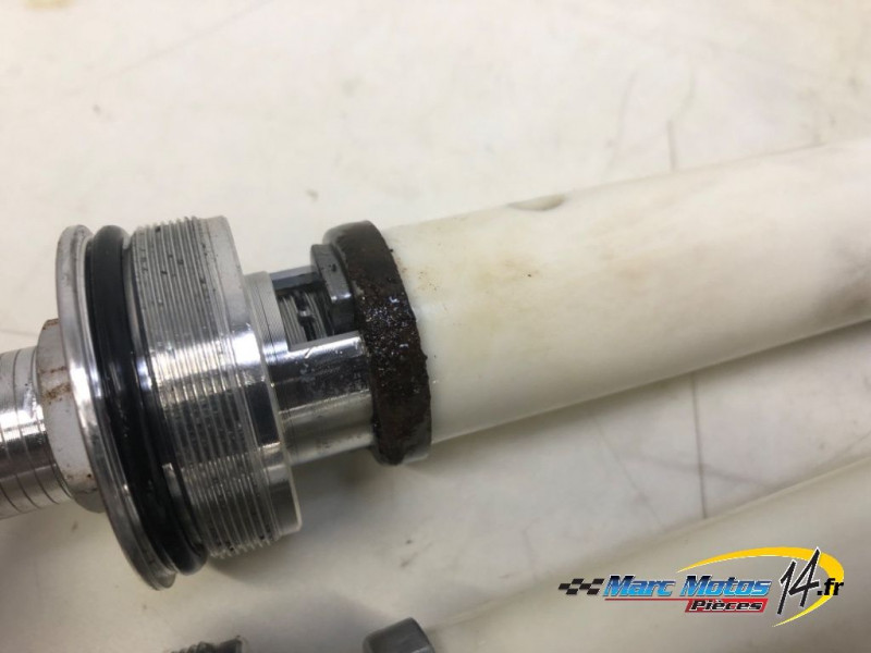 INTERIEUR DE FOURCHE YAMAHA MT09 ABS 2019