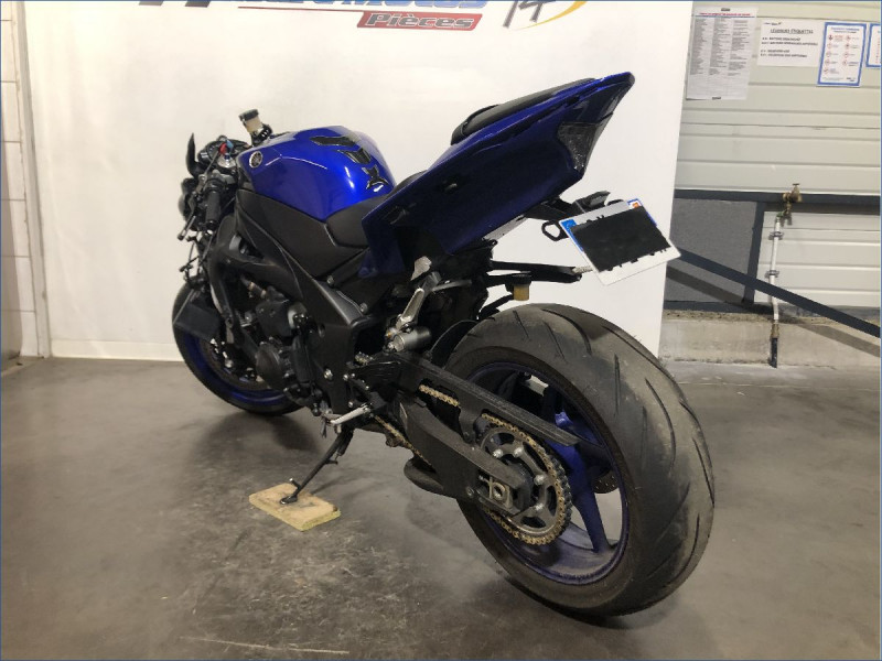 YAMAHA R1 