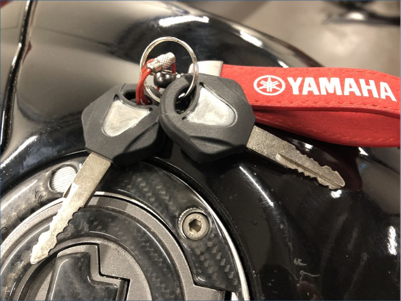 YAMAHA R1 