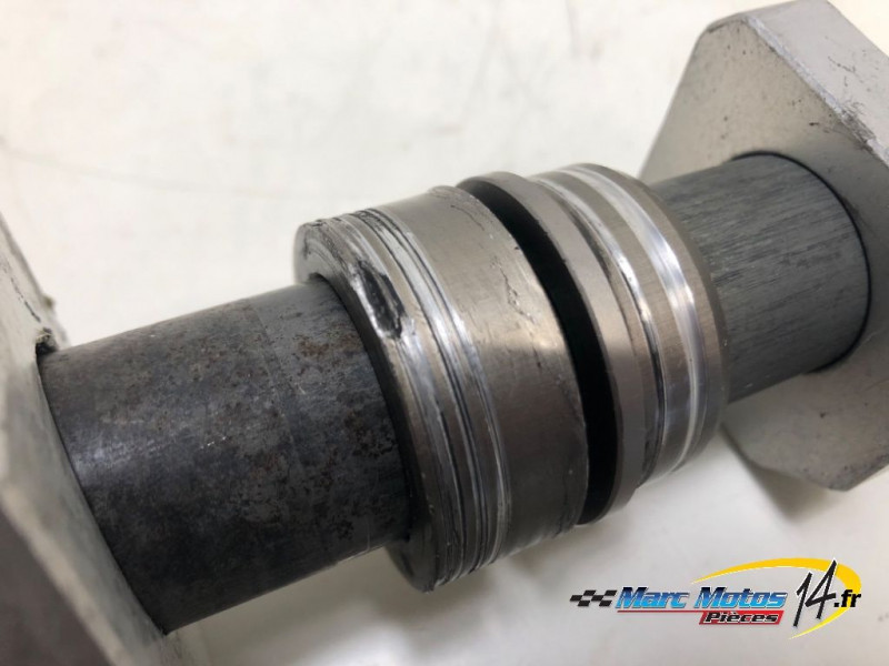 AXE DE ROUE ARRIERE SUZUKI 1000 GSXR 2004