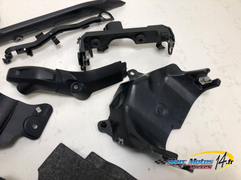 PLASTIQUES ET CAOUTCHOUCS DIVERS BMW R1200R 2017
