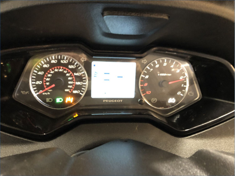 PEUGEOT 400 METROPOLIS BLACK EDITION