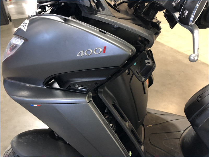 PEUGEOT 400 METROPOLIS BLACK EDITION