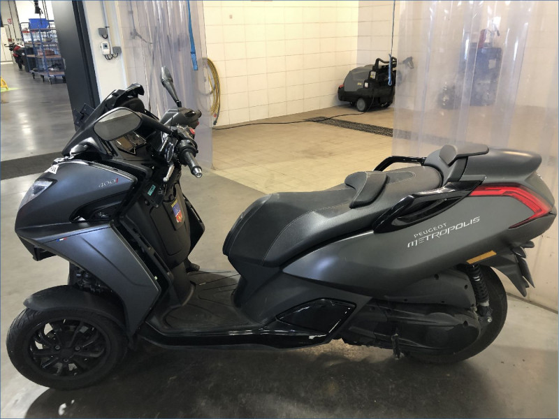 PEUGEOT 400 METROPOLIS BLACK EDITION