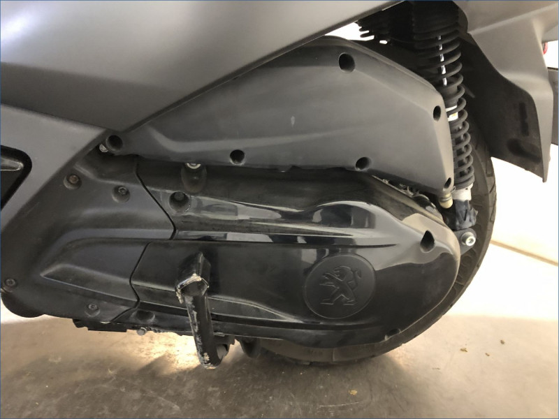 PEUGEOT 400 METROPOLIS BLACK EDITION