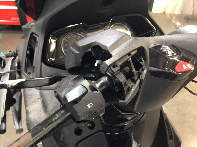 PEUGEOT 400 METROPOLIS RS