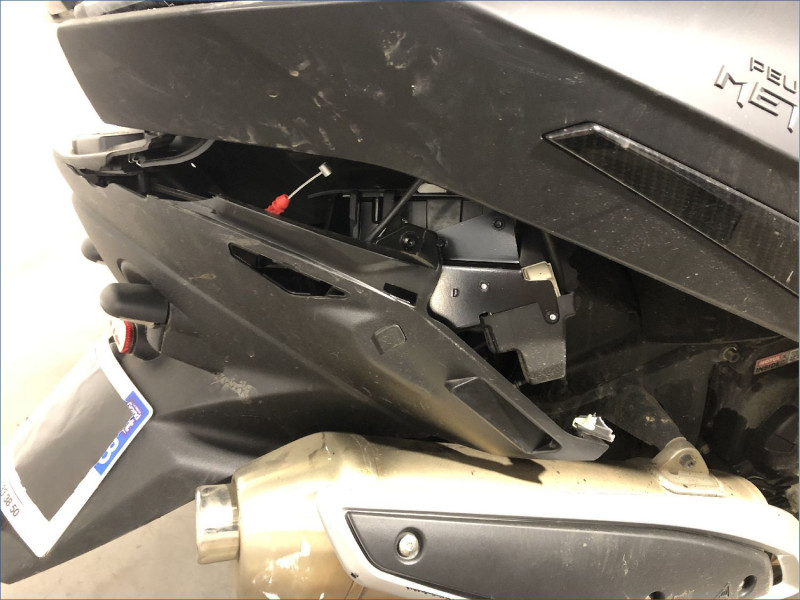 PEUGEOT 400 METROPOLIS 