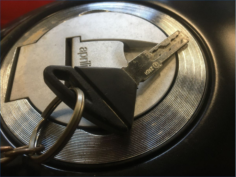 APRILIA 1000 TUONO V4