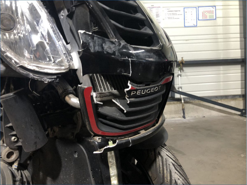 PEUGEOT 400 METROPOLIS 