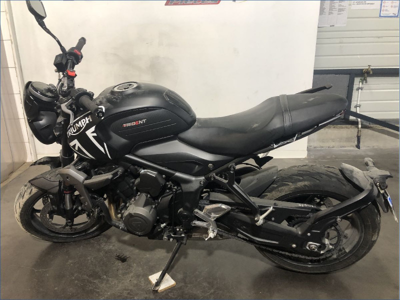 TRIUMPH 660 TRIDENT 