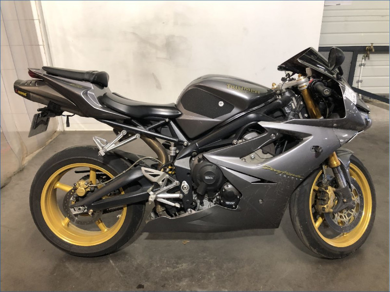 TRIUMPH 675 DAYTONA 