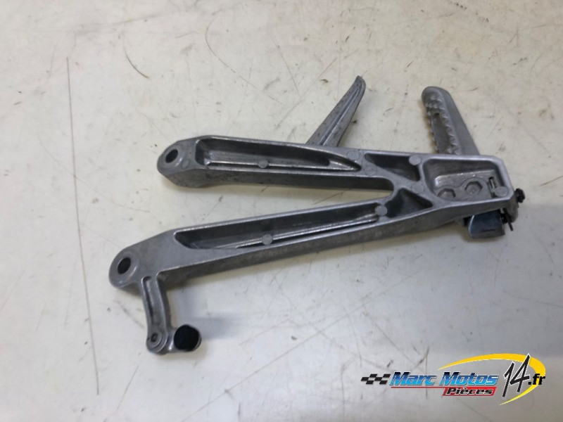 PLATINE ARRIERE DROITE HONDA 1000 CBR R 2004