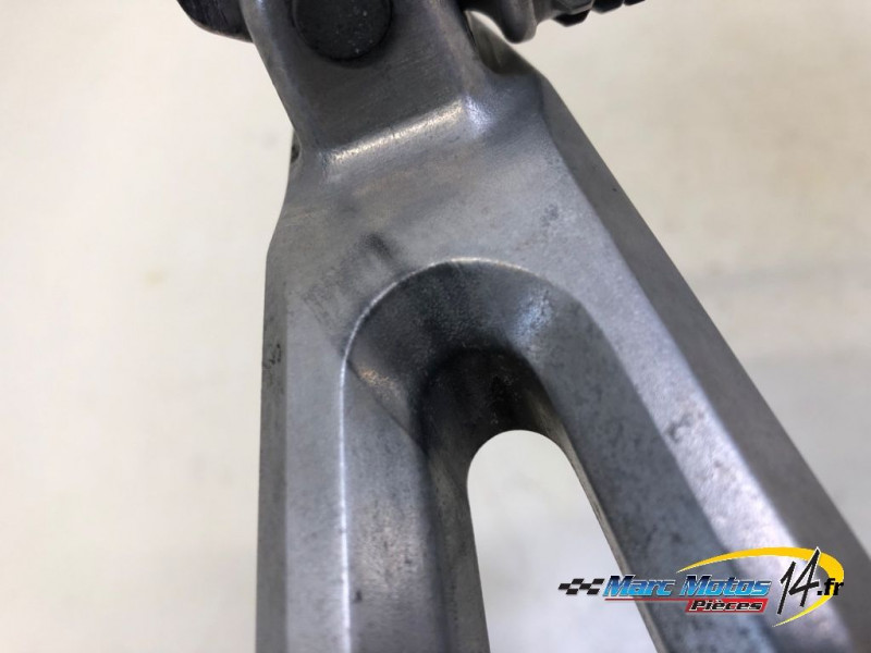 PLATINE ARRIERE DROITE HONDA 1000 CBR R 2004