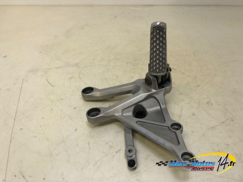 PLATINE AVANT DROITE HONDA 1000 CBR R 2004
