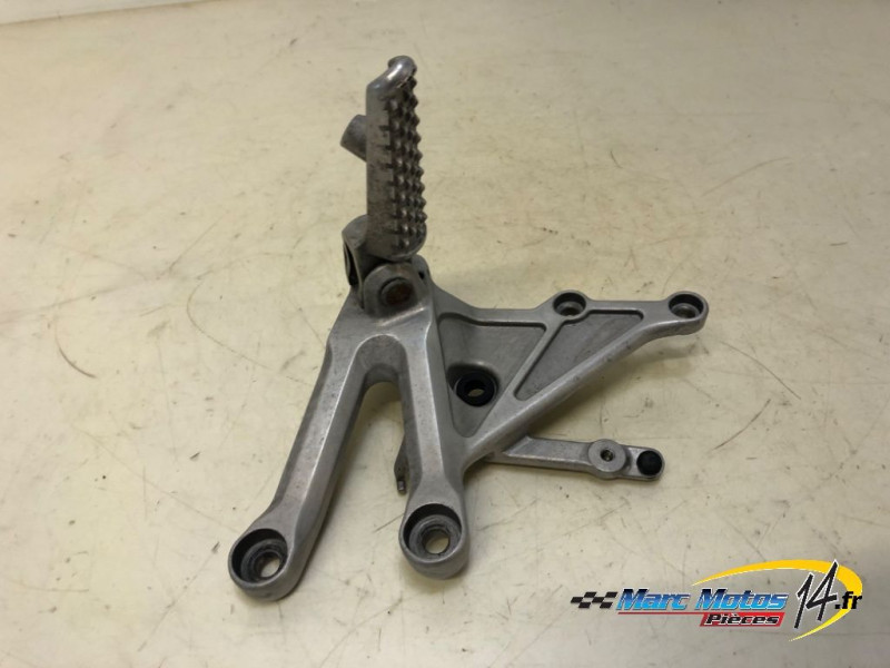 PLATINE AVANT DROITE HONDA 1000 CBR R 2004