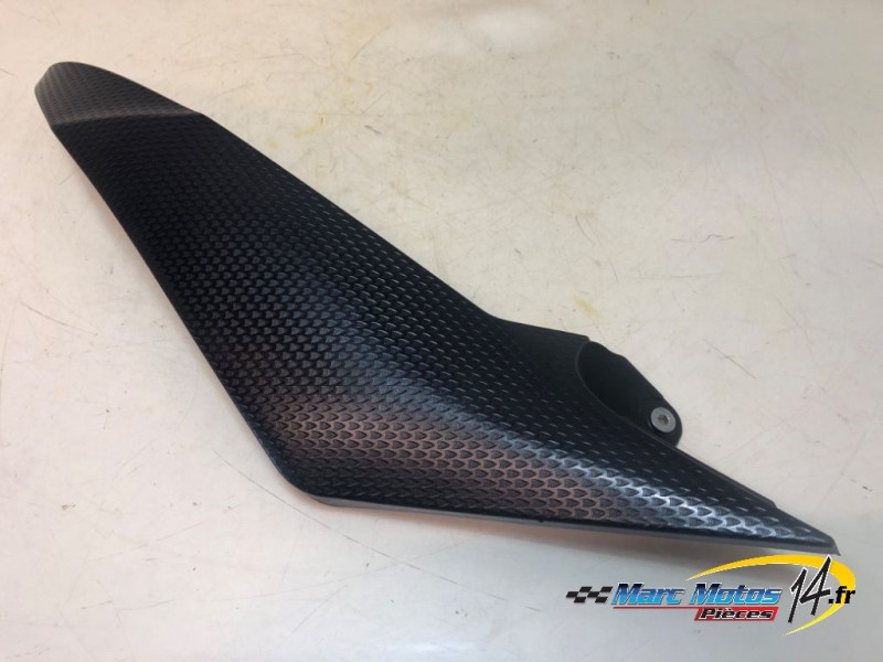 CACHE LATERAL INTERMEDIAIRE DROIT YAMAHA R6 2009