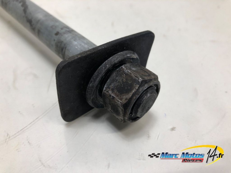 AXE DE ROUE ARRIERE SUZUKI 650 SV S 2002