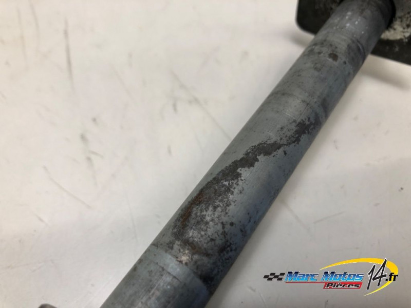AXE DE ROUE ARRIERE SUZUKI 650 SV S 2002