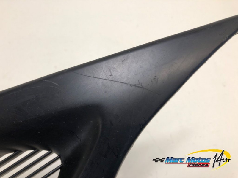 CACHE LATERAL INTERMEDIAIRE DROIT SUZUKI 650 SV S 2002